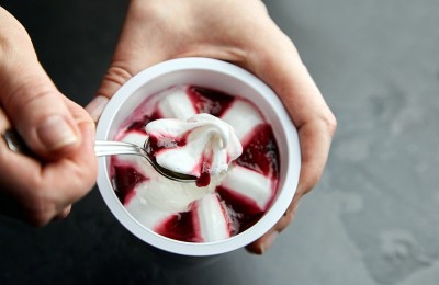 茅台推出酒瓶装冰淇淋加速“破圈”，去年茅台冰淇淋营收超2亿元