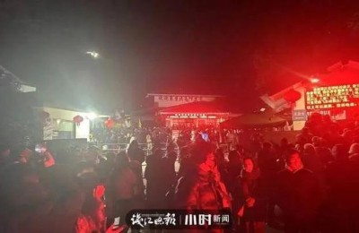 春节景区挤爆了！有人为吃小龙虾排队4538桌 有人玩了3天全家吃泡面！